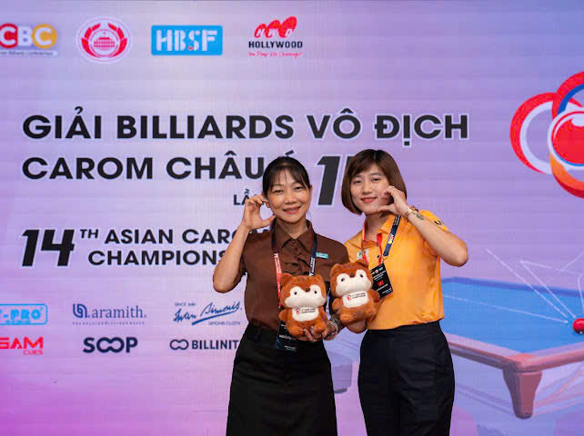 Vận động viên billiards vào thế đánh trên bàn carom thumbnail 4