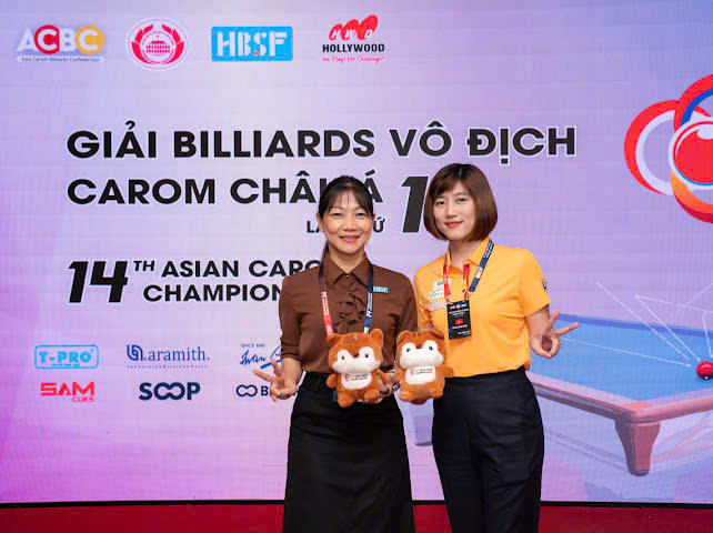 Vận động viên billiards vào thế đánh trên bàn carom thumbnail 5