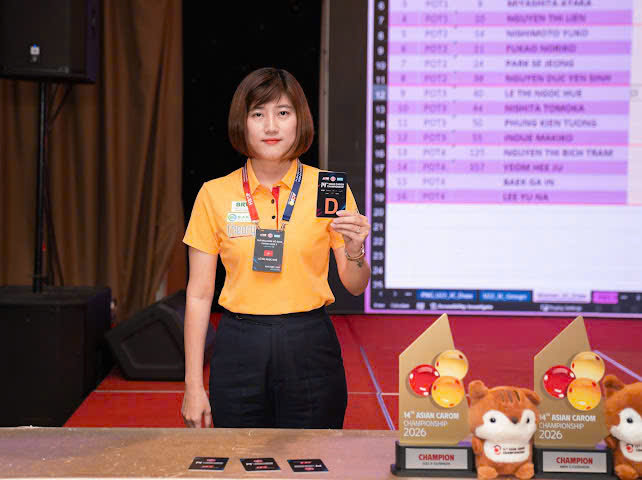 Vận động viên billiards vào thế đánh trên bàn carom thumbnail 8