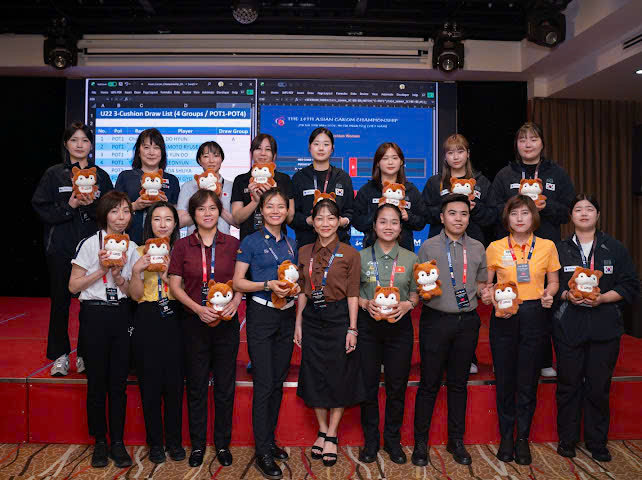 Vận động viên billiards vào thế đánh trên bàn carom thumbnail 6