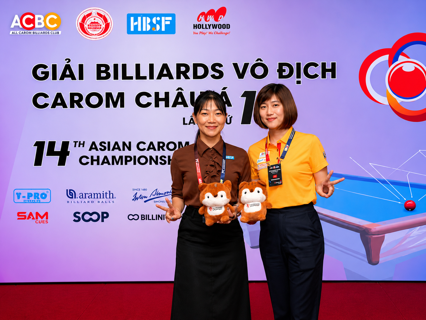 Vận động viên billiards vào thế đánh trên bàn carom thumbnail 2