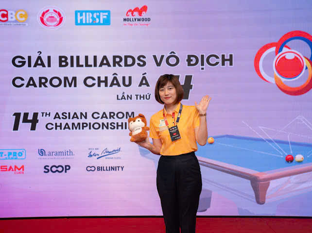 Vận động viên billiards vào thế đánh trên bàn carom thumbnail 2
